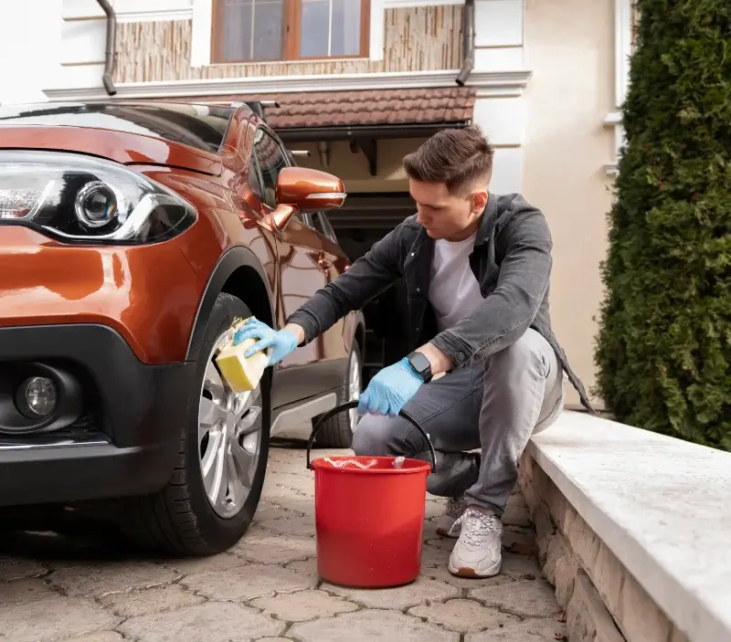 Lavage auto à domicile Dampierre-les-Bois : professionnel intervenant sur un véhicule